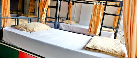 Superior Room, Mixed Dorm (36 Beds) | Meja, Wi-fi percuma 