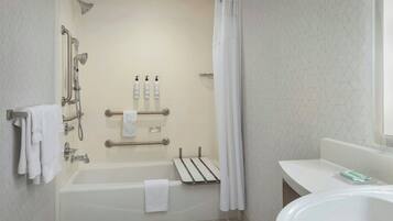 Un bagno moderno con vasca, doccia e servizi igienici.