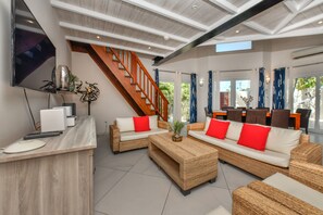 Pool side villa 3 with Private Garden Hot Tub XXL | Living area | 50-inch Smart TV with cable channels, Netflix, streaming services - Swiss Paradise Aruba (Noord)