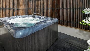 Pool side Villa 2 with private Garden Hot Tub XXL | 1 quarto, roupas de cama premium, camas Select Comfort