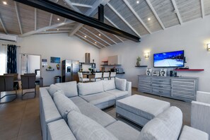 Pool side Villa 2 with private Garden Hot Tub XXL | Salle de séjour | Téléviseur connecté de 50 po avec télévision par cùble, Netflix