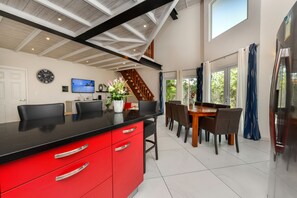 Pool side villa 3 with Private Garden Hot Tub XXL | ครัวส่วนตัว | ตู้เย็นเล็ก
