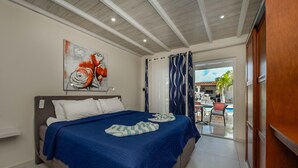 Un dormitorio con cama, un cuadro y vistas a un espacio exterior.
