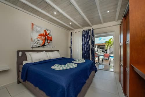 Luxe kamer, bubbelbad, uitzicht op zwembad | Luxe beddengoed, Select Comfort-bedden, een kluis op de kamer