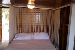 Caja de seguridad en la habitación y ropa de cama