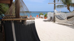 Una hamaca con vista a la playa y al océano.