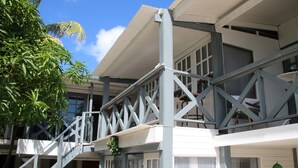 Un edificio de varios pisos con balcón y escaleras.