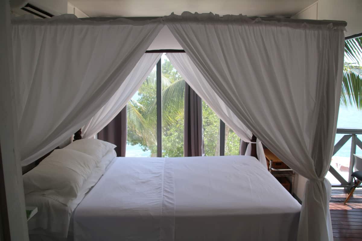 Comfort Double Room, Sea View from in and outside the room, Top Floor | Caja de seguridad en la habitación y ropa de cama