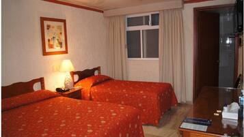 Habitación doble superior, 2 camas matrimoniales | Escritorio, tabla de planchar con plancha y wifi gratis