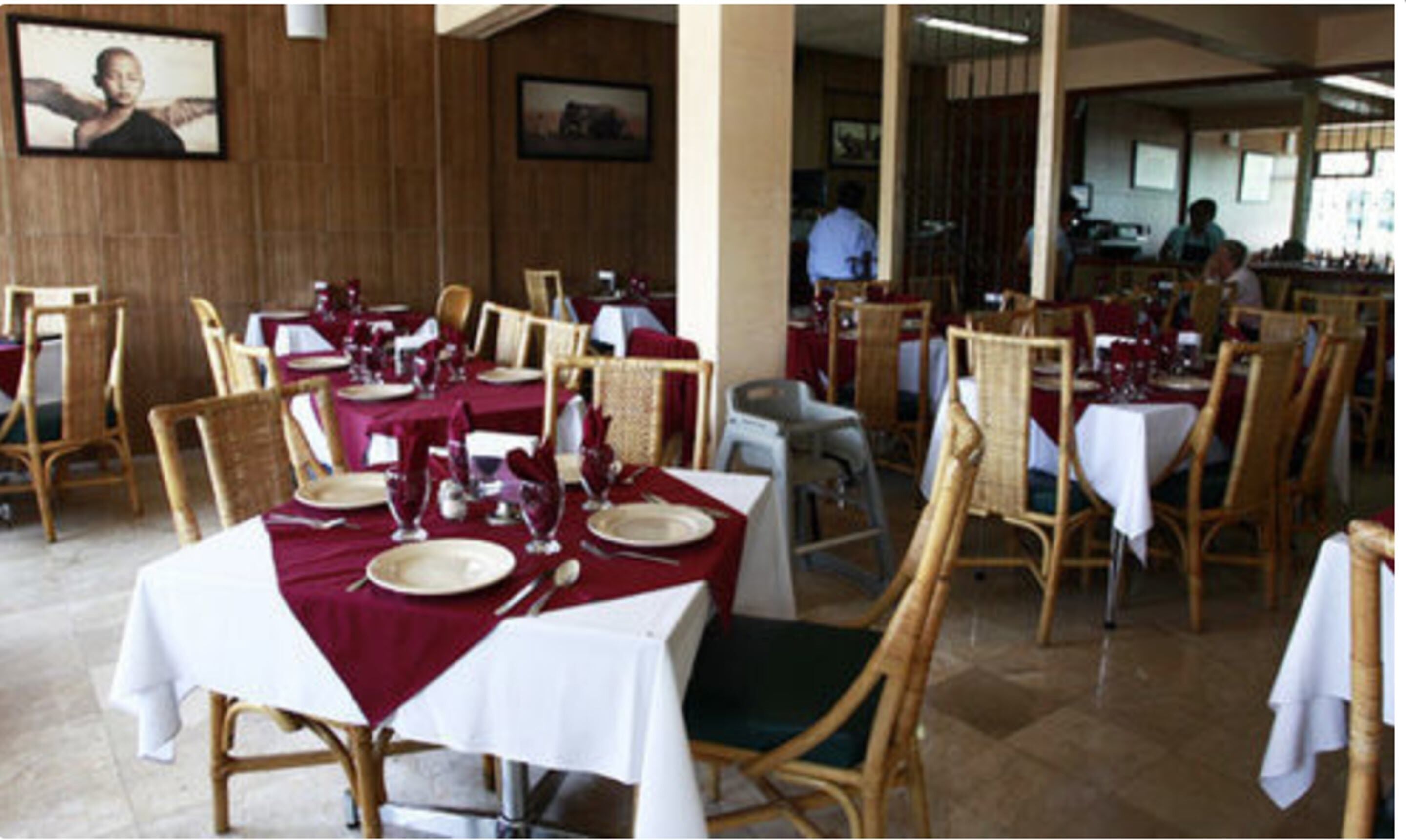 供应早餐、午餐和晚餐，地区菜