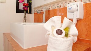 Shower, hair dryer, towels - La Casa de Maria (Oaxaca)