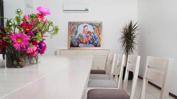 Se sirven desayunos, comidas y cocina local