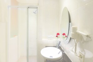 Deluxe kamer | Badkamer | Een bad/douchecombinatie, gratis toiletartikelen, pantoffels, handdoeken