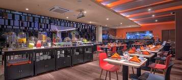 Phục vụ bữa sáng, bữa trưa, bữa tối, món ăn mang phong cách quốc tế 