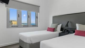Apartment, 1 Bedroom | Peralatan tempat tidur premium, peti besi dalam bilik, meja