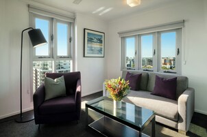 Caja de seguridad en la habitación y escritorio 