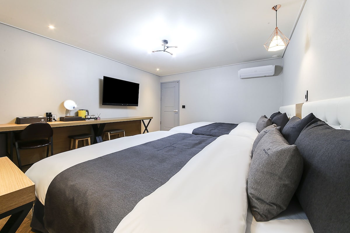 VIP Twin Room | Down comforters, in-room safe, individually decorated