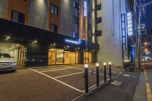 Front of property - evening/night - Busan View Hotel Busan Station (Busan)