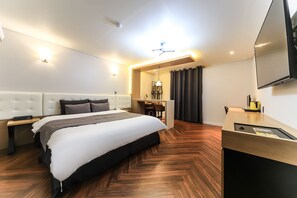 Kamar Premier (Extra Large) | Selimut bulu angsa, brankas, dan didekorasi berbeda-beda