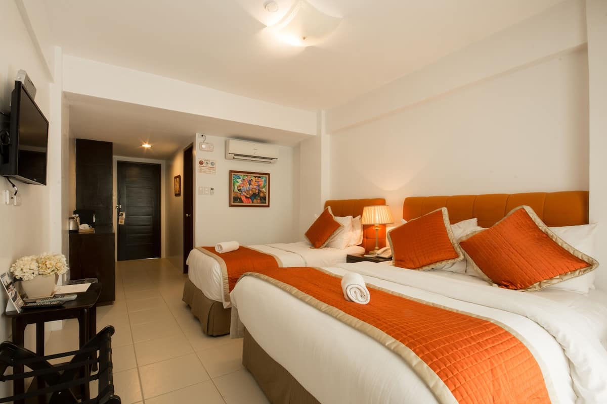 Deluxe kamer, 1 slaapkamer | 1 slaapkamer, een minibar, een kluis op de kamer, een bureau