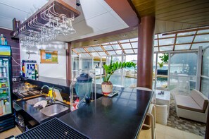 Bar junto a la piscina