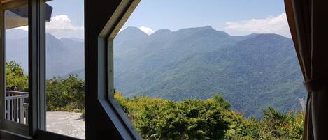 Habitación doble, vistas a la montaña | Cortinas opacas, wifi gratis, ropa de cama