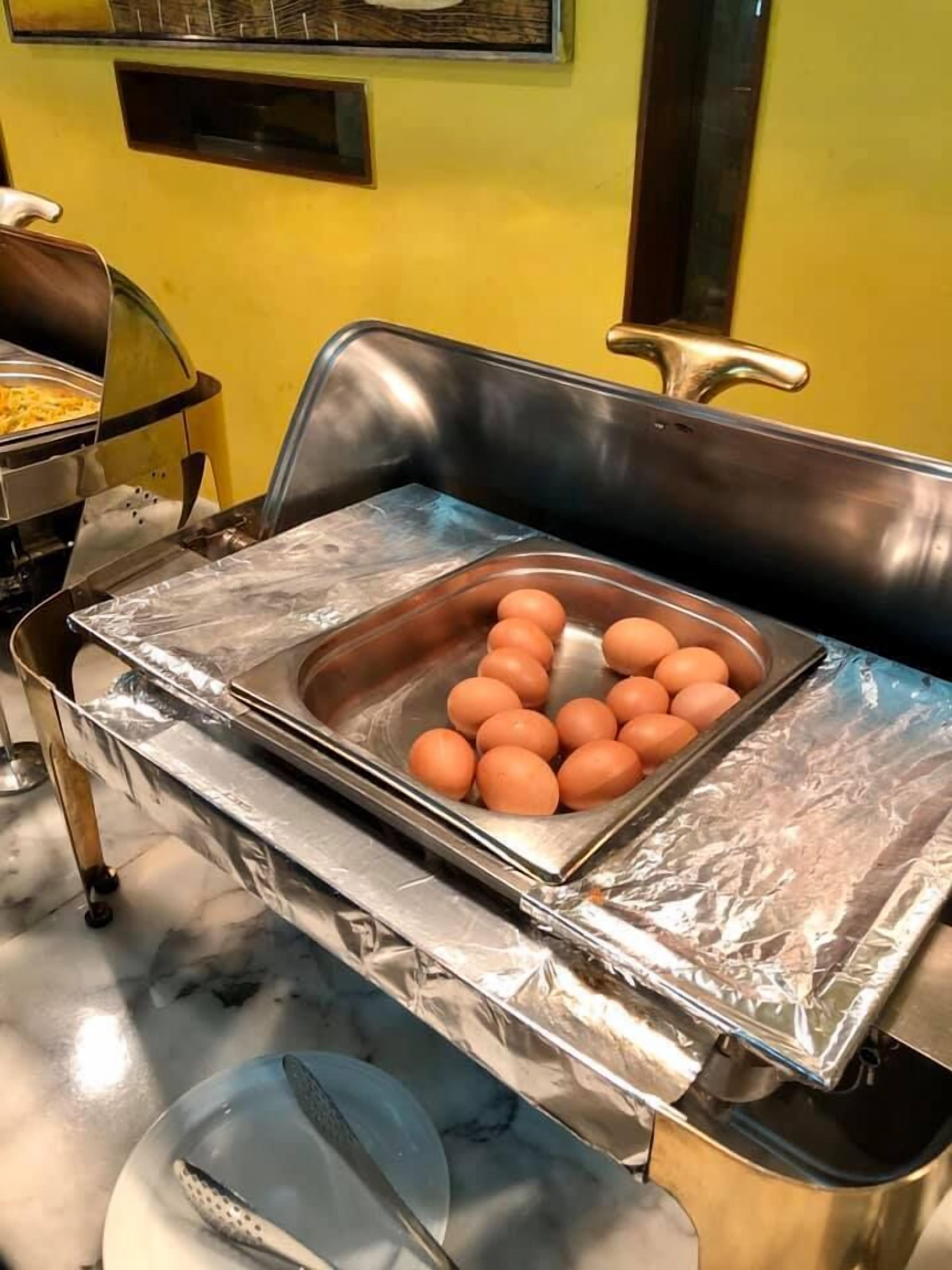 Montaje de bufé con una bandeja de huevos y una parrilla.