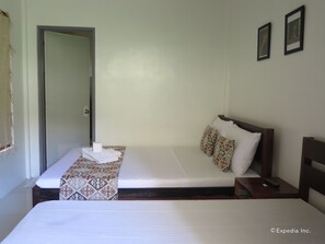 Habitación estándar | Caja de seguridad en la habitación, escritorio y cortinas blackout 