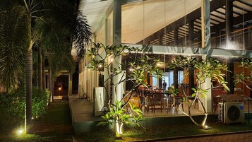 Cocina internacional, con vista a la piscina 