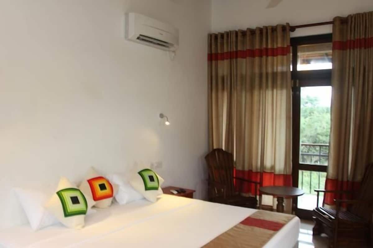 Deluxe Twin Room, Accessible, Resort View | Bar mini, peti besi dalam bilik, meja, katil bayi/kot 