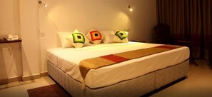 Een minibar, een kluis op de kamer, een bureau, babybedden