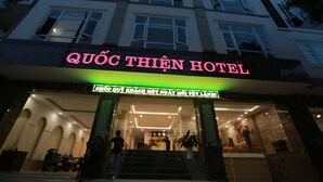 Front of property - evening/night - Quoc Thien Hotel (Da Nang)