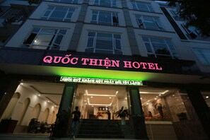 Vista frontal de la propiedad por la tarde o noche