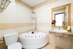 Gratis toiletartikelen, een haardroger, pantoffels, handdoeken