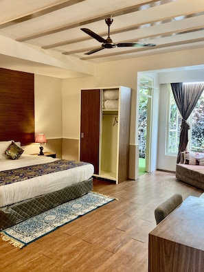 Kamar Superior, 1 Tempat Tidur King dengan tempat tidur Sofa, balkon, pemandangan lembah | 1 kamar tidur, seprai premium, selimut bulu angsa, dan meja kerja