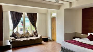 Habitación superior, 1 cama King size y sofá cama, balcón, vista al valle | Ropa de cama de alta calidad, edredón y escritorio
