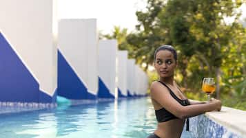 Una piscina cubierta, una piscina al aire libre