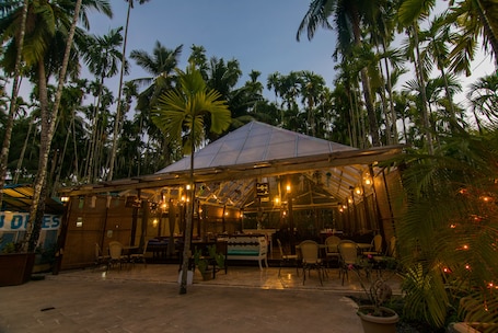 Breakfast, lunch, dinner served; international cuisine