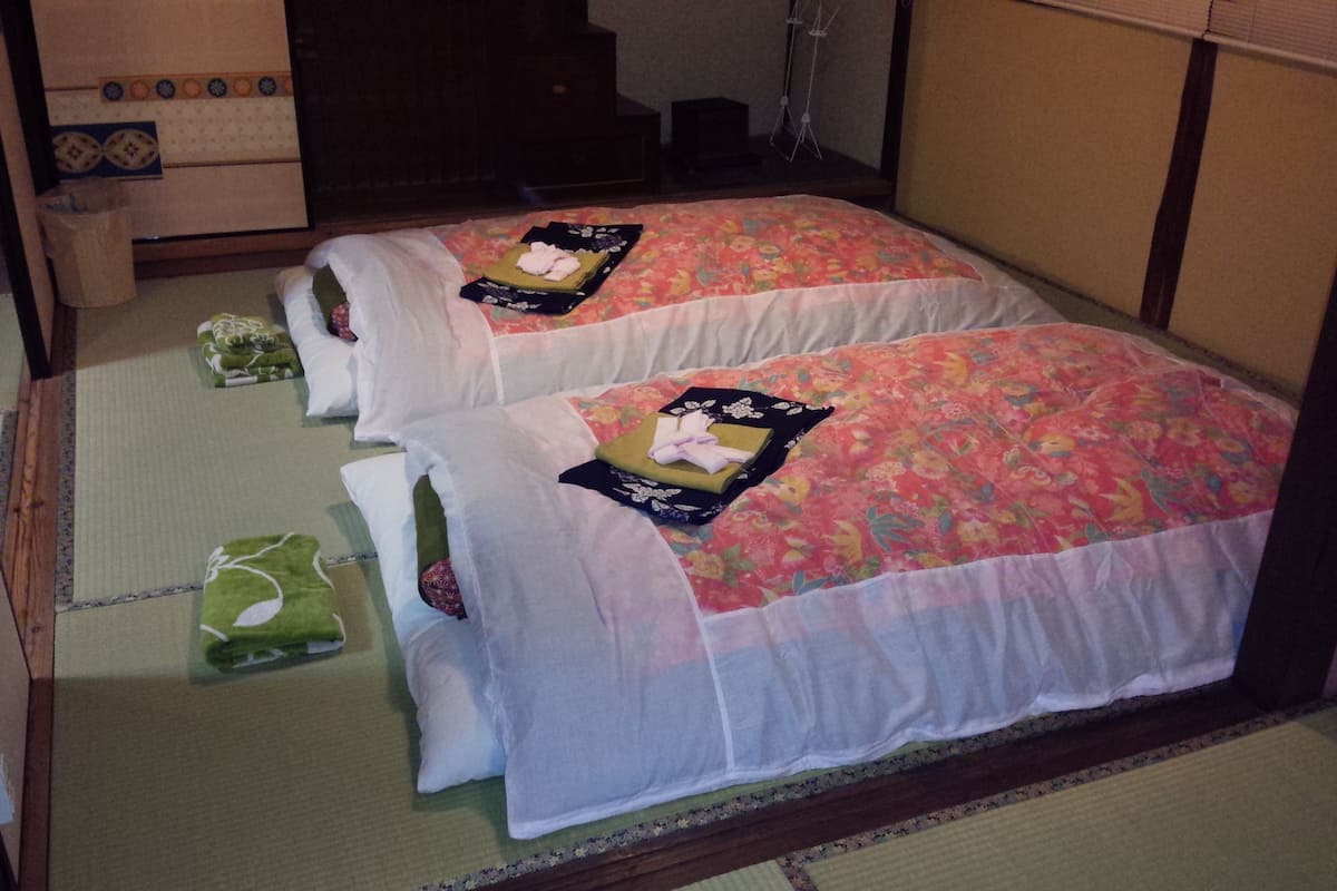 Gemeinsamer Schlafsaal, Japanisches Futonbett (Women Only) | Bügeleisen/Bügelbrett, kostenloses WLAN, Bettwäsche