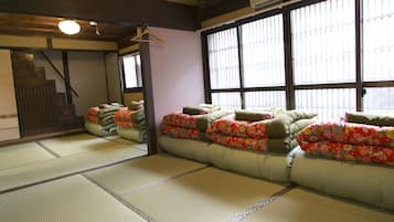 Dormitorio compartido, futón (Women Only) | Tabla de planchar con plancha, wifi gratis y ropa de cama