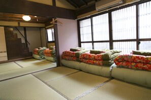 Yhteismajoitus, japanilainen futon (Women Only) | Silitysrauta/-lauta, ilmainen Wi-Fi, vuodevaatteet