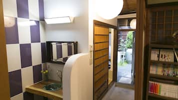 Shower, hair dryer, bidet, towels
