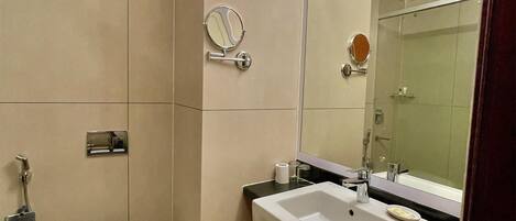 Une salle de bain moderne équipée de toilettes, d’un lavabo et d’un miroir.