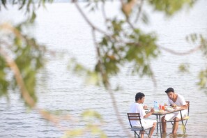 Serviço de café da manhã, culinária asiática, vistas para a piscina