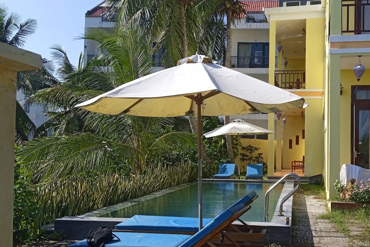 Chăn bông, minibar, bàn, phòng cách âm