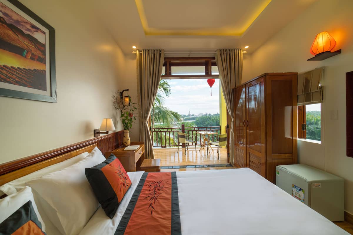 Phòng đôi có tầm nhìn toàn cảnh, quang cảnh hồ | Chăn bông, minibar, bàn, phòng cách âm
