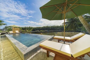 Outdoor pool, an infinity pool, sun loungers - Lakeview Villa Homestay Hoi An (Da Nang)