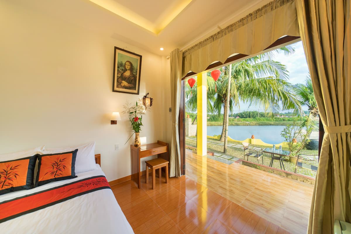 Chăn bông, minibar, bàn, phòng cách âm