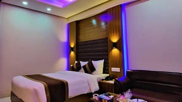 Premium tweepersoonskamer, 1 queensize bed, uitzicht op de stad | Een minibar, een kluis op de kamer, een bureau, een laptopwerkplek