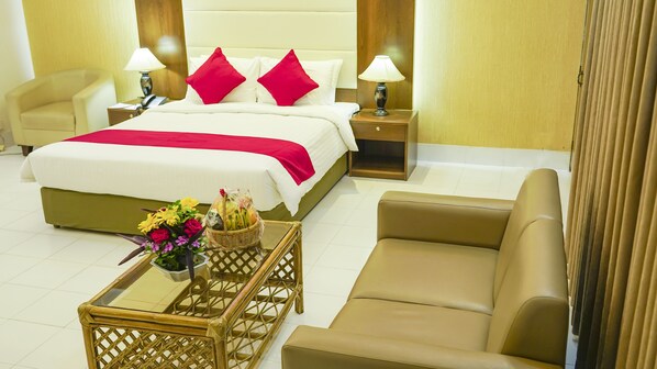 Habitación doble Deluxe, 1 habitación, vista a la ciudad | Minibar, caja de seguridad en la habitación y escritorio 